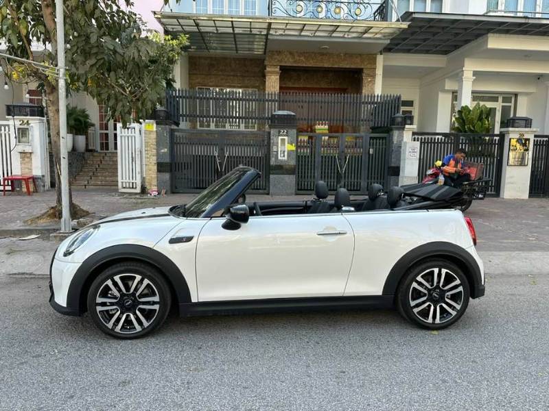 MINI Cooper Convertible màu trắng